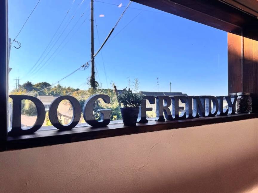 縁久の店内に飾られたDOG FRIENDLYの文字
