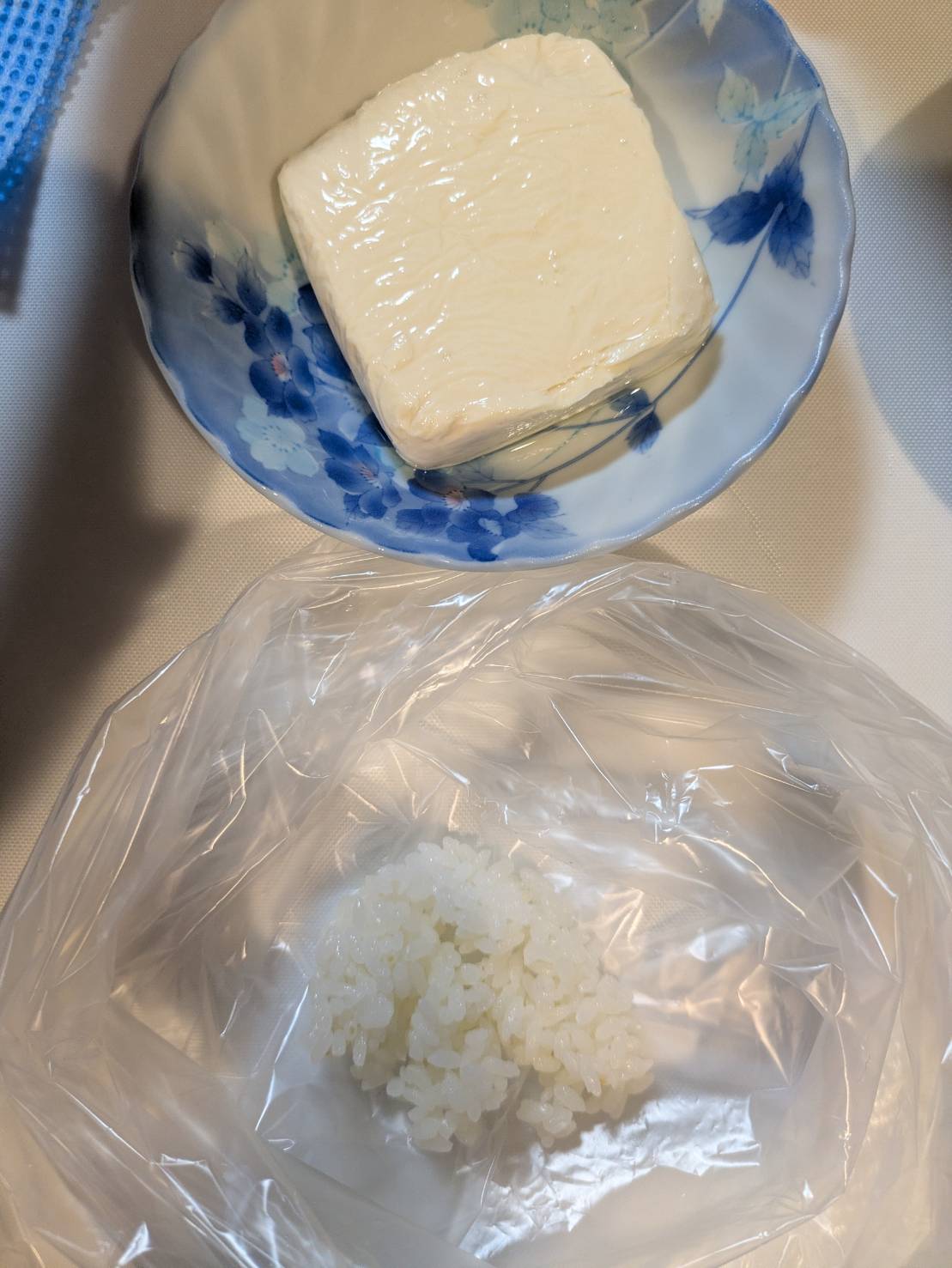 絹豆腐とお米を混ぜた手作りおやつの下準備